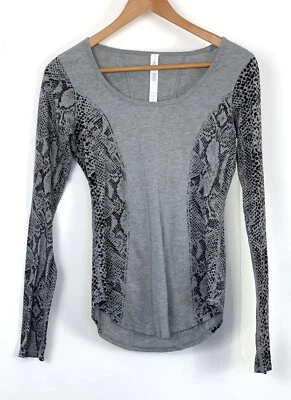 Top Lululemon Gris Desierto Serpiente Estampado Entre Líneas Manga Larga 4 Foto 1 de 4