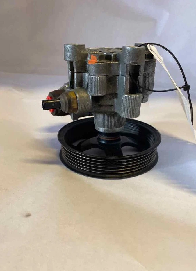 Bomba de dirección asistida Toyota Corolla 2003-2008 Foto 1 de 4