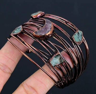 Pulsera ajustable electroformada de cobre hecha a mano con piedras preciosas de rubí y esmeralda Foto 1 de 4