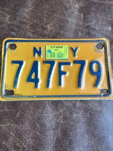 Placa de licencia de ciclomotor de Nueva York 1988 🏍️ con pegatina etiqueta de Nueva York # 747 f 79 - Imagen 1 de 4