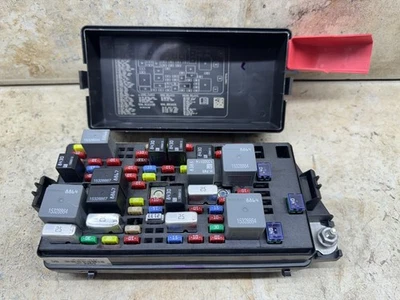 2008-2011 BUICK LUCERNE CADILLAC DTS REAR FUSE BOX UNDER SEAT 13712253 - Image 1 of 4
