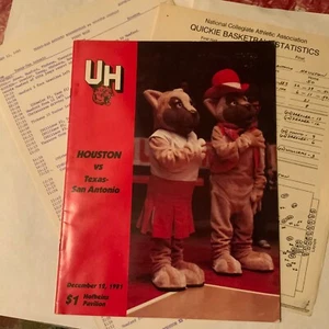 Phi Slama-Jama! 12/12/1981 Houston vs. TX S. Antonio / Drexler, Olajuwon - EX - Picture 1 of 8