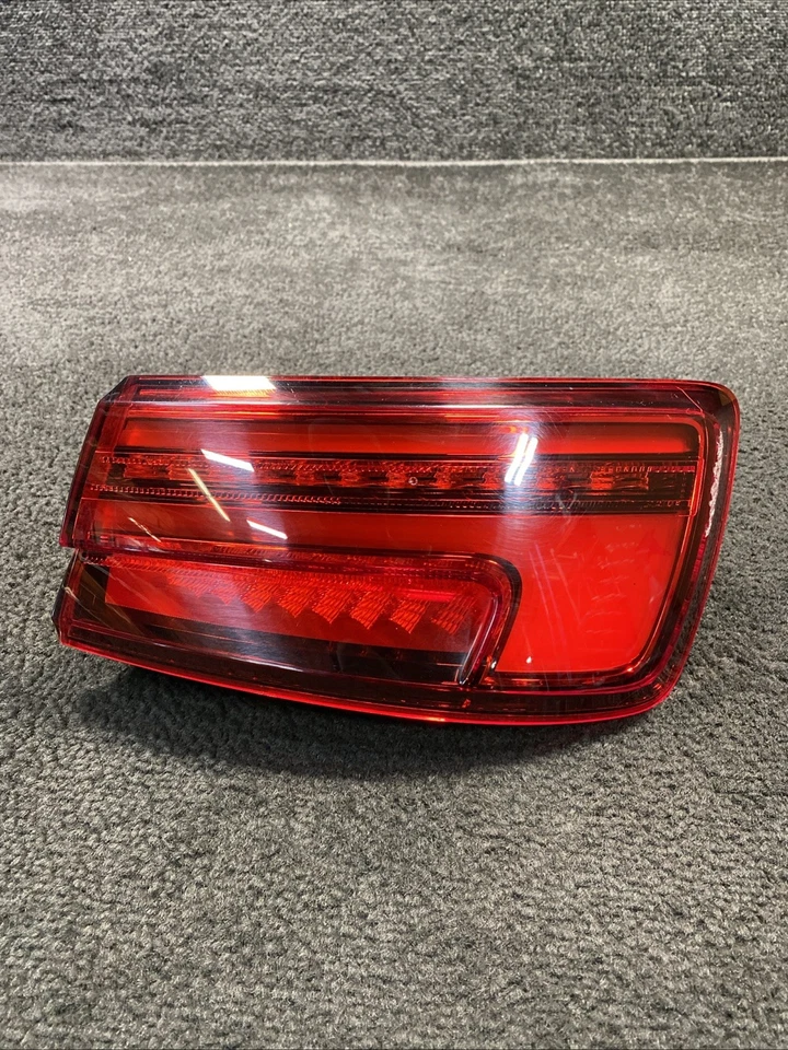Luz trasera exterior lateral derecha Audi S3 2017 OEM 8V5945092A Foto 1 de 4
