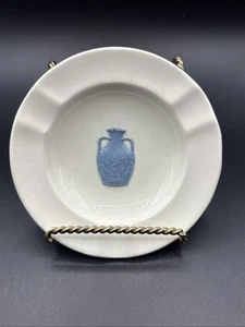 Wedgwood Ashtray Embossed Queensware Cream With Blue Vase Vintage Ware Etruria - Picture 1 of 4