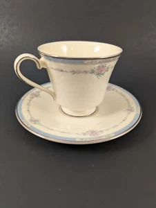 Vintage 1989 Royal Doulton Lisa Tea Cup & Saucer Set #H-5154 English Fine China - Picture 1 of 9