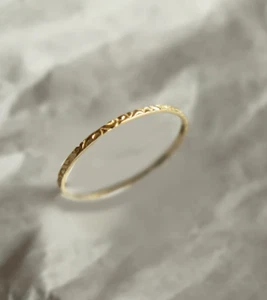 Chic & Minimalist Dainty Wavy Pattern Band Women 10K Yellow Gold Stacking Ring - Picture 1 of 7