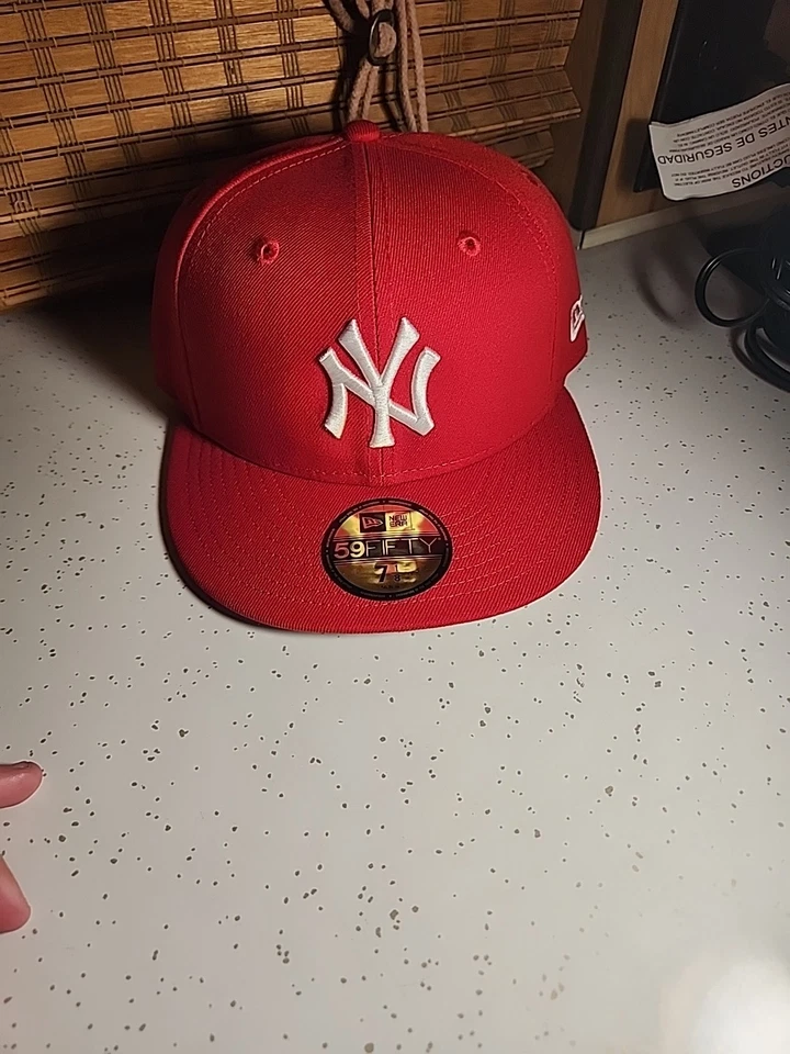 Red Yankees Cap 7 1/4 - Изображение 1 из 1
