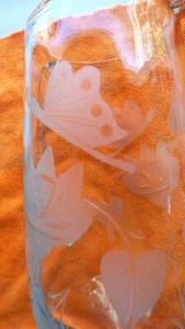 Pichet à cocktail verre transparent pied optique givré papillons et fleurs vintage - Photo 1 sur 17