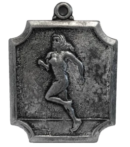 Ciondolo Vintage Girls Track 880 Yard Running Award Scuola Superiore 1978 Tonalità Argento - Foto 1 di 3