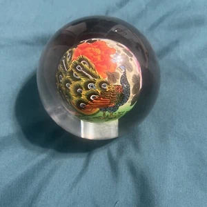 Vintage chinesische umgekehrte handbemalte Pfau Glaskugel drehender Holzständer - Bild 1 von 9