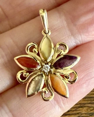Pingente de flor de ostra espinhosa ouro amarelo 14k com diamante madrepérola KABANA - Imagem 1 de 4