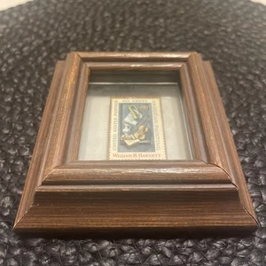 Pintura de arte americano HONORING - 1969 Scott 1386, tipo 3D elevado, en marco de madera - Imagen 1 de 11