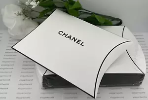 25 Stück CHANEL Kissenpaket LEERE GESCHENKBOX Behälter für Schmuck/Make-up 5" NEU - Bild 1 von 15