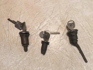 Lote de 3 TRES LLAVES Y CERRADURAS GM 1950’s-1960’s vintage pickup - Imagen 1 de 24