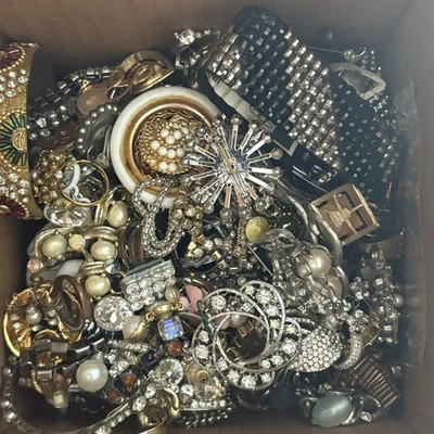 Lote de chatarra de joyería vintage a moderna de 3+ libras para reparación de piezas artesanías cajón de chatarra Foto 1 de 3