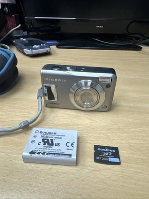 Fujifilm Digital Camera FinePix F30 6.3MP Silver - Image 1 of 4