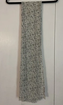 "Bufanda envolvente Garnet Hill suave 100 % viscosa larga 27"" X 68"" blanco gris envolvente" Foto 1 de 4