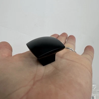 "Lote de 29 perillas cuadradas de gabinete Sonoma 431 MB negro mate 1-3/16"" - nuevas sin abrir" Foto 1 de 4