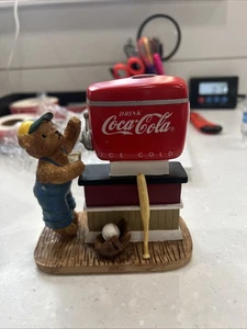 #3705A Coca Cola MEMORIES TO CHERISH Bär Figur " Can’t Best The Real thing " - Bild 1 von 2