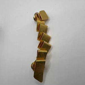 Vintage Ribbon Brooch Brushed Gold Tone Double Closure Pin - Picture 1 of 8