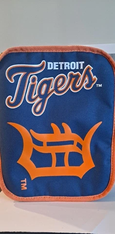 DETROIT TIGERS INSULATED LUNCHBOX WITH OFFICIAL D AND TIGERS LOGO 10”x8”x3” Cover