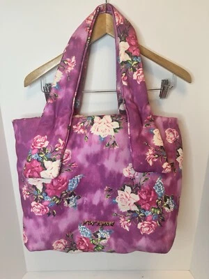 Тканевая сумка-тоут BETSEY JOHNSON Pillow Talk с фиолетовыми и розовыми цветами - Изображение 1 из 4