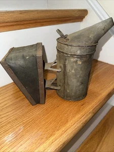 Antico soffietto latta affumicatore api merce boscaiolo custode alveare strumento apicoltura fumo  - Foto 1 di 7