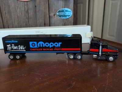 Remolque tractor Ertl Goodyear Chrysler Mopar Kenworth negro escala 1:64 con caja Foto 1 de 3