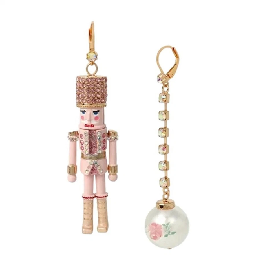 Pendientes lineales para mujer Betsey Johnson cascanueces desajuste en rosa Foto 1 de 1