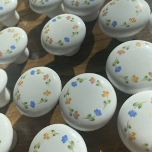 Set 20 Vintage White Ceramic Porcelain Cabinet Knobs Pulls Floral Cottage Shabby - Picture 1 of 7