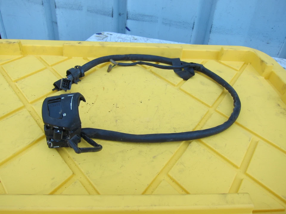 1996 Honda CBR 600 F3 OEM CLIPE ESQUERDO NA ALÇA INTERRUPTORES DE GIRO - Imagem 1 de 4