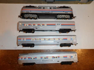TYCO/LIFE LIKE HO SCALE AMTRAK GG-1 LOCOMOTIVE WITH 3 PASSENGER CARS - Picture 1 of 3