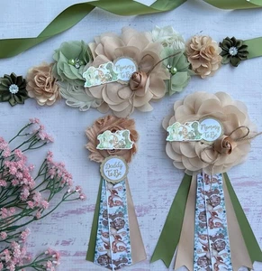 Dinosauro Baby Shower Set di 3 Fusciacche Mamma da Essere con Spille Mamma e Papà - Foto 1 di 3