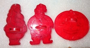 3 SCHWER ZU FINDEN VINTAGE ROTE KUNSTSTOFF AUSSTECHFORMEN WEIHNACHTSMANN & HRM JACK-O-LATERNE - Bild 1 von 2