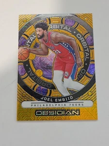 2023-24 Panini Obsidian Orbital Gold Flood Electric Etch 01/10 Joel Embiid #20 - Foto 1 di 11