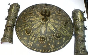 ARMOR MUSEUM COLLECTION EUROPEAN WARRIOR SHIELD & HAND GUARDS DAGGERS & TRIDENT - Picture 1 of 8