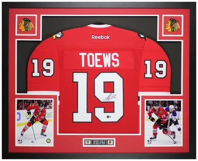 Camiseta roja autografiada y enmarcada de Jonathan Toews de Chicago certificada por Beckett Foto 1 de 4