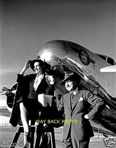 1940 REPRINT PHOTO - NEIMAN MARCUS MODELS & LOCKHEED PLANE, DALLAS LOVE FIELD - Bild 1 von 1