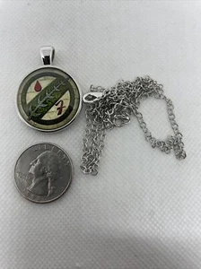 COLLANA Ciondolo a Cupola Stemma Mandaloriano Boba Fett Vetro Star Wars - Foto 1 di 4