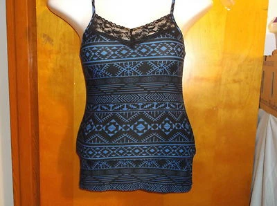 NUEVO CAMI SIN LÍMITES ENCAJE MELOCOTÓN EN COLOR NEGRO ULTRA AZUL Foto 1 de 3