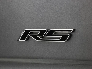 Se adapta a Camaro RS 2010-2023: Inserto emblema "RS": recorte único - Imagen 1 de 3