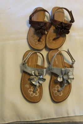 2 pares de sandálias Cherokee infantil menina tamanho 12 prata e marrom - Imagem 1 de 2