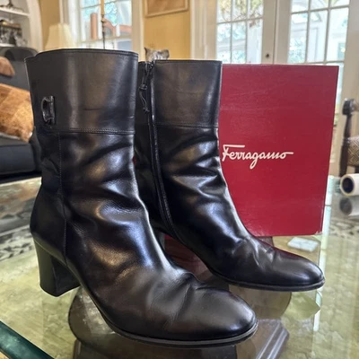 Botas de tornozelo femininas Ferragamo de couro preto - Imagem 1 de 4