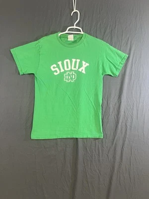 Camiseta de manga corta verde Sioux de lucha de la Universidad de Dakota del Norte pequeña  Foto 1 de 4