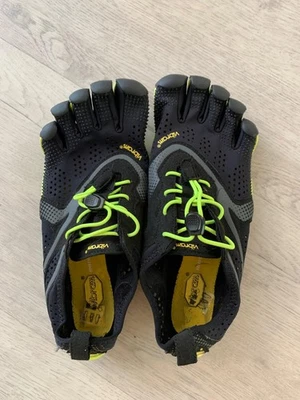 vibram fivefingers black yellow size 7.5-8 - Imagem 1 de 4