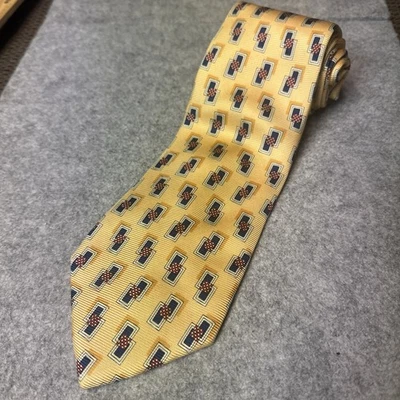 Corbata para hombre LANDS' END amarilla con patrón geométrico 100 % seda hecha a mano EE. UU. Foto 1 de 4