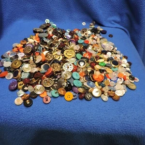 Vintage Lot of Miscellaneous Buttons 1 lb. 2 oz. - Picture 1 of 18