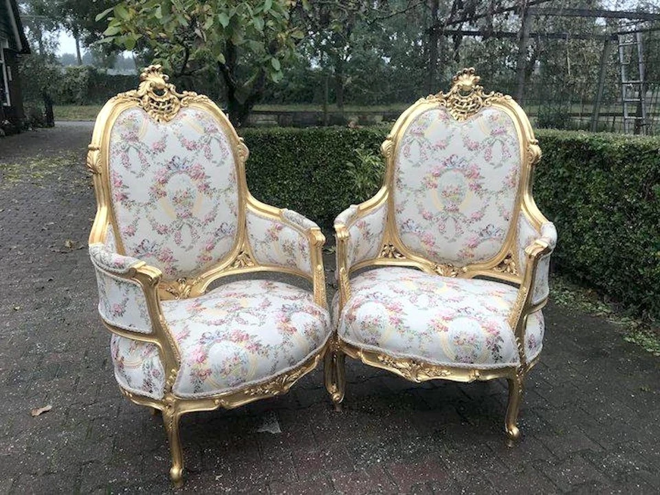 Par de sillones franceses Luis XVI - tapicería dorada de haya y damasco floral Foto 1 de 4