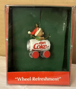 1994 Diät Cola WHEEL REFRESH Annual Enesco Ornament hängend #55143 Neu RAR - Bild 1 von 7