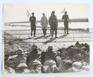 SUEZ CRISIS 1956 Press Photo, Keystone WHITE FLAGS NO MANS LAND Dead Journalists - Picture 1 of 5